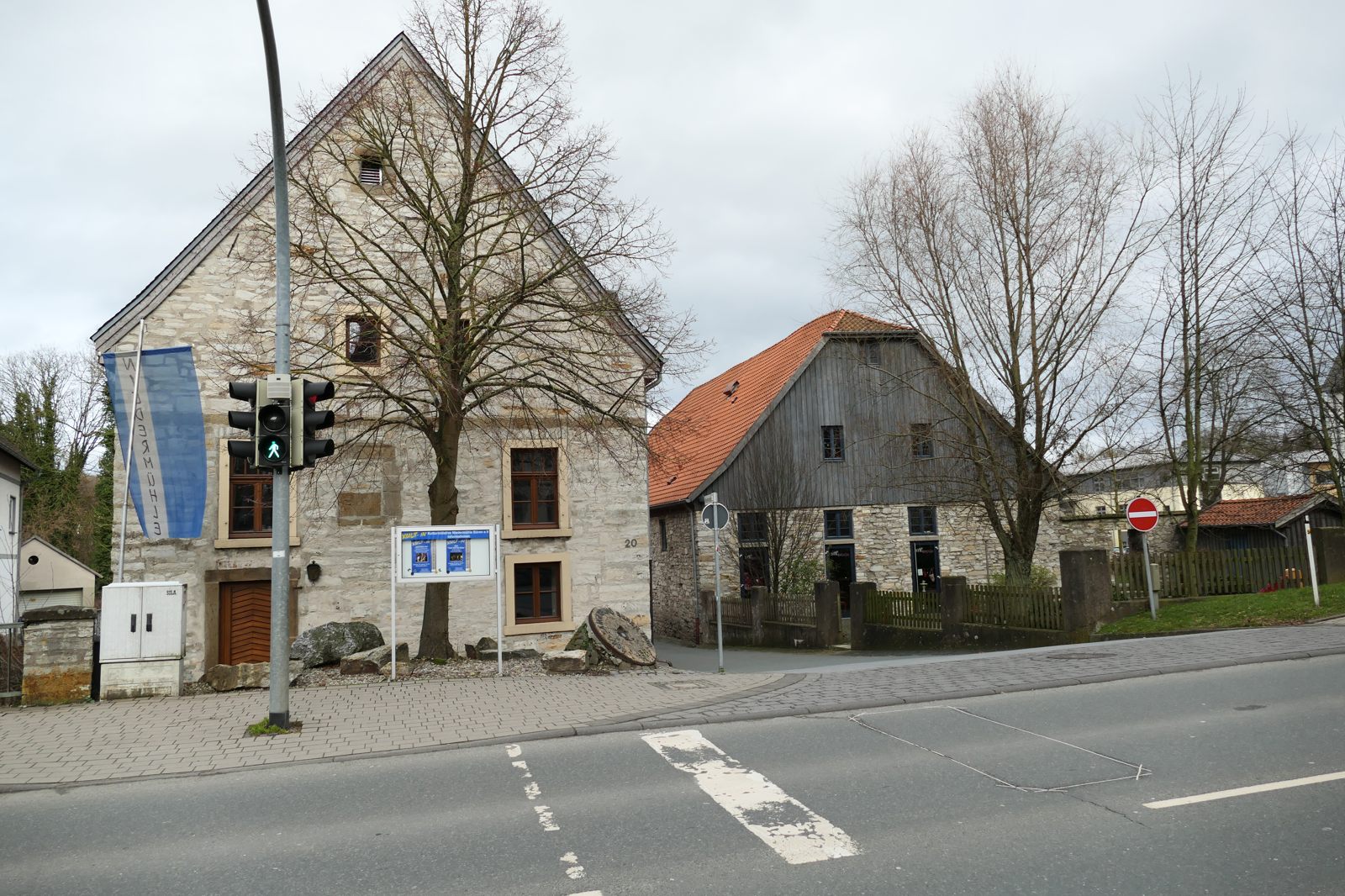 Eine ehemalige Mühle neben einem Cafe