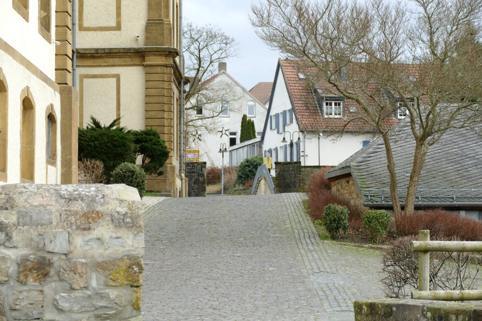 Blick an der Schule vorbei