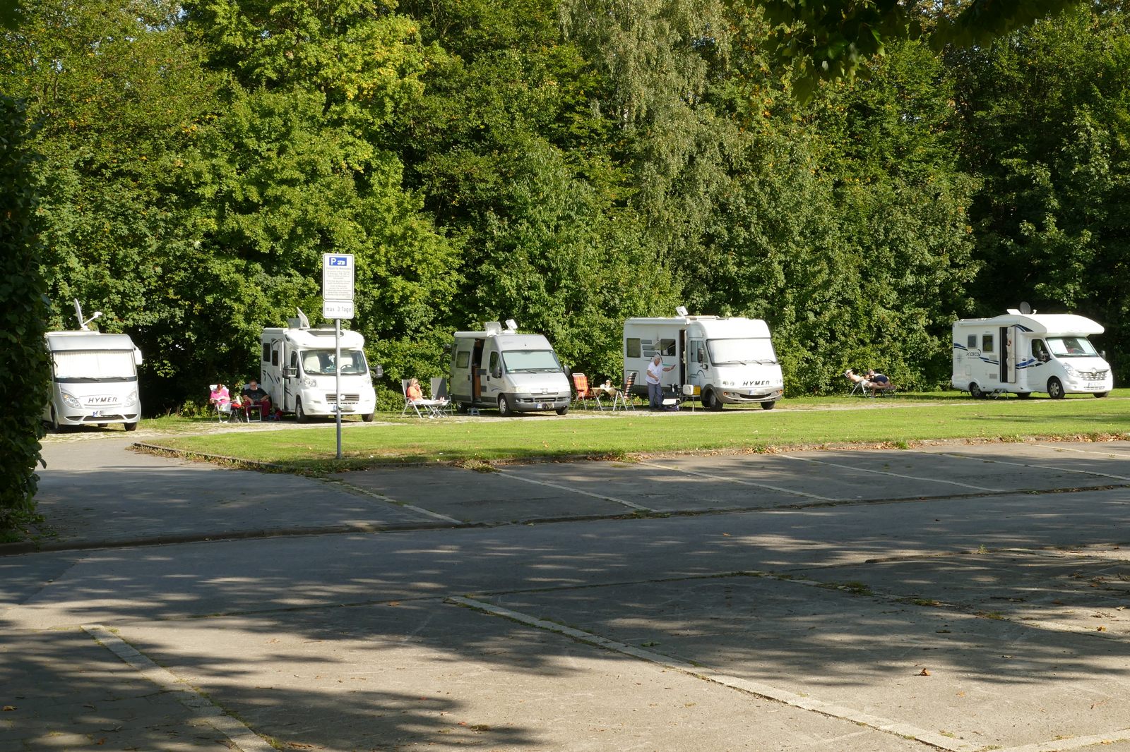 Wohnmobile nutzen die Stellplätze bei der Stadthalle regelmäßig