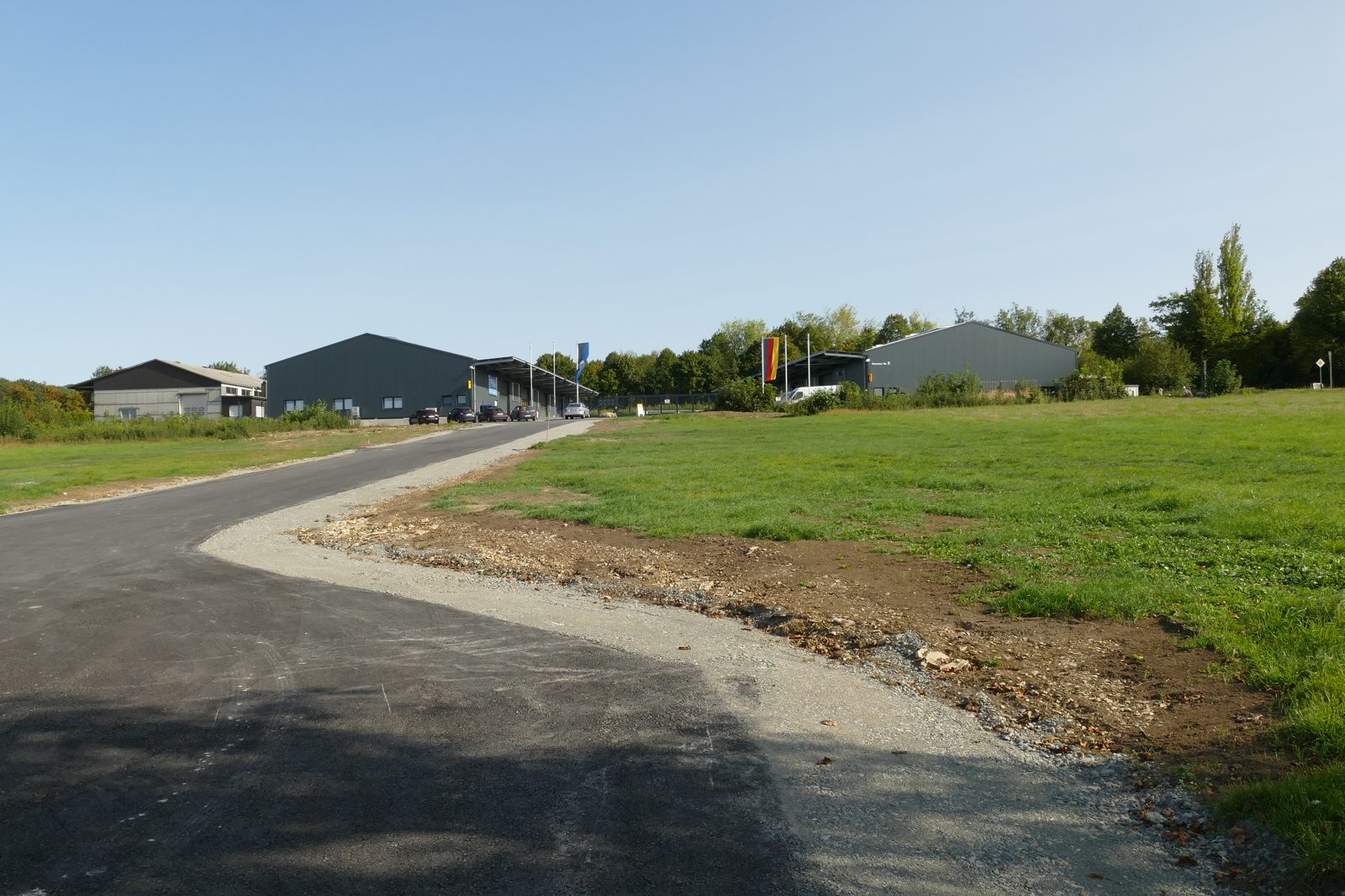 Erste Firmen und eine neue Postfiliale sind entstanden