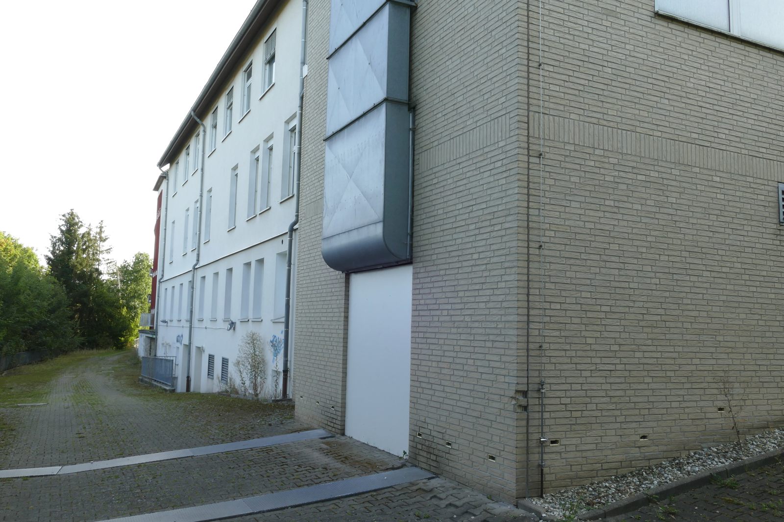 St. Nikolaus Hospital D: Dutzende meiner Verwandten. Alles verkommt, eine Schande!