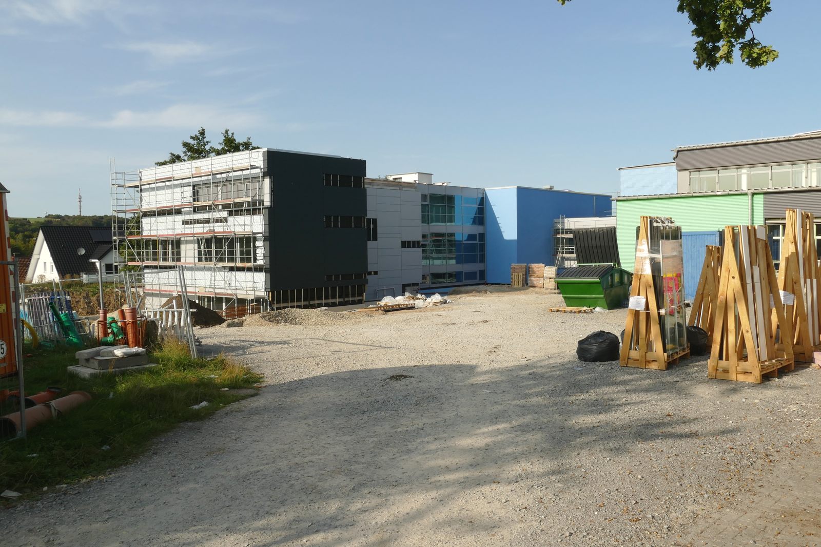 Der Gesamtschulneubau vom Hallenbad aus gesehen