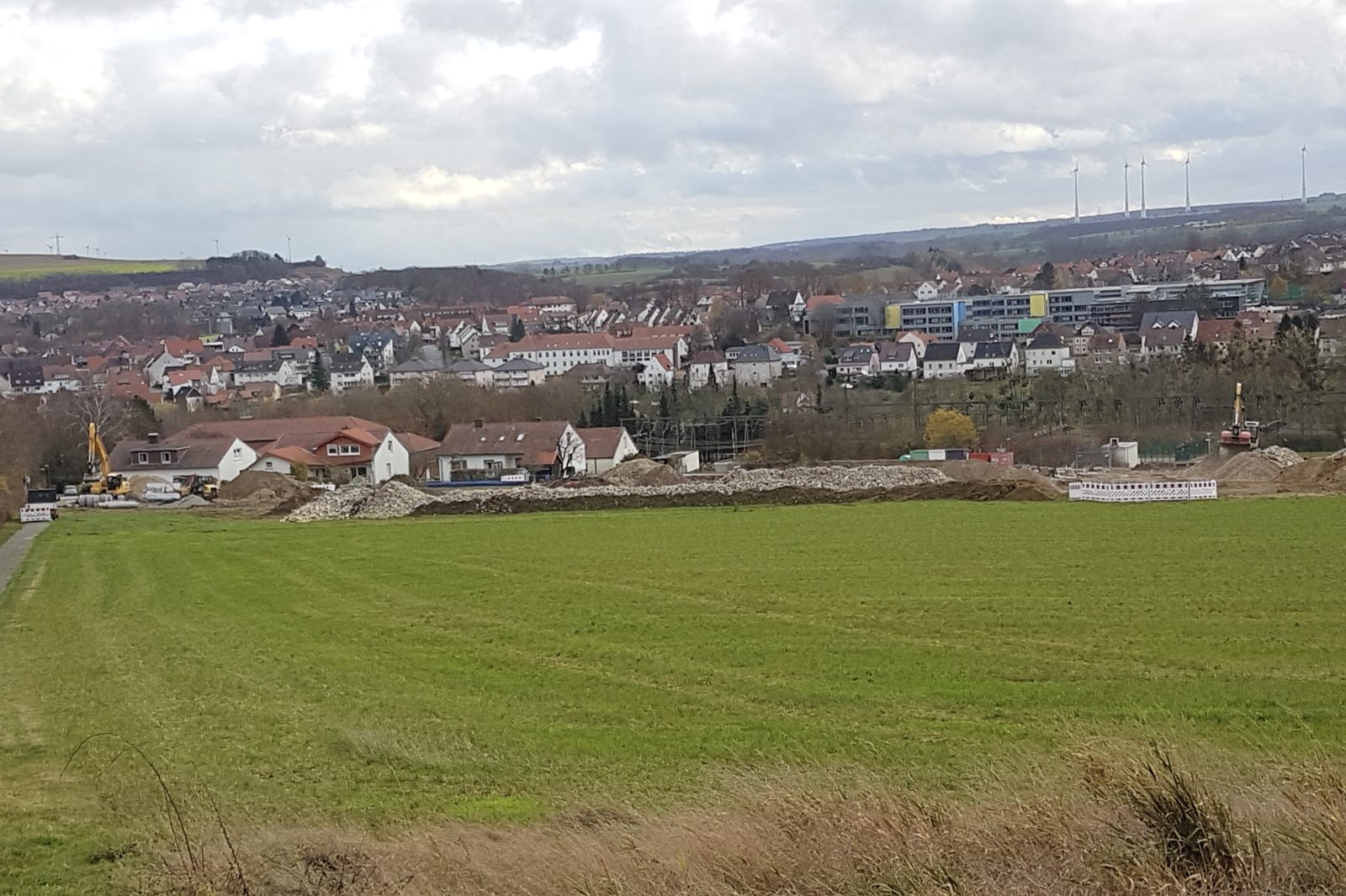 Gleiche Einwohnerzahl, immer mehr Bebauung: neues Baugebiet am Bühl im Nov. 2020