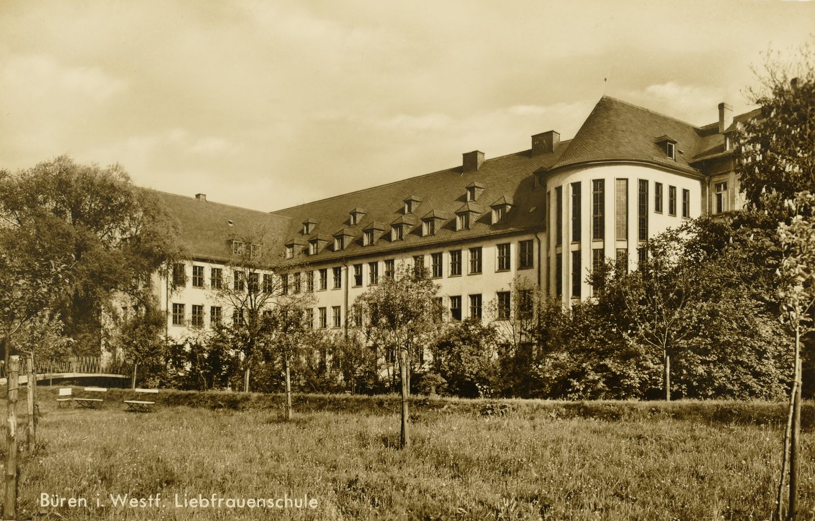Liebfrauenschule von den Almewiesen her