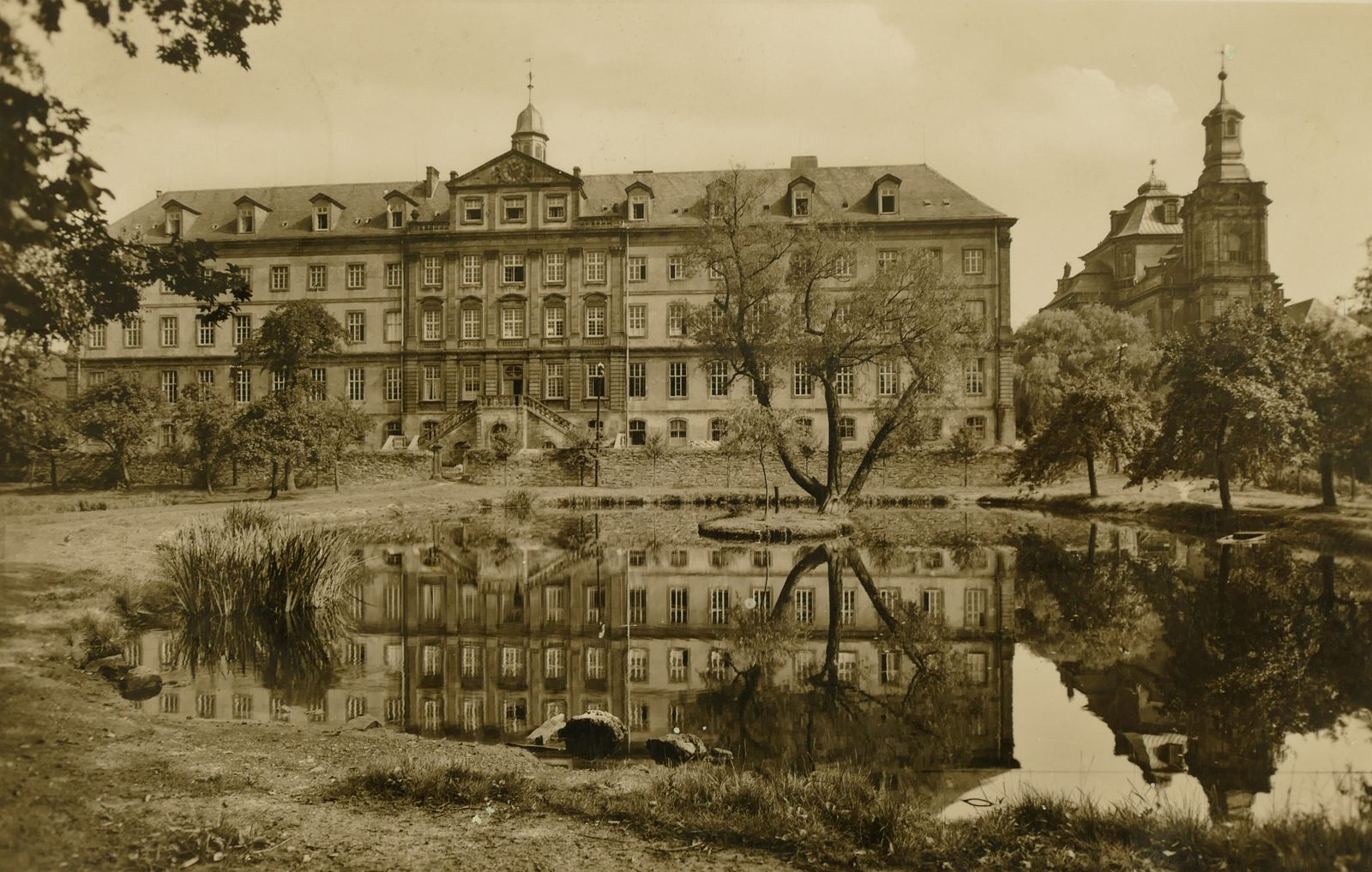 Mauritius-Gymnasium 1955, Rückseite vom Teichgarten her