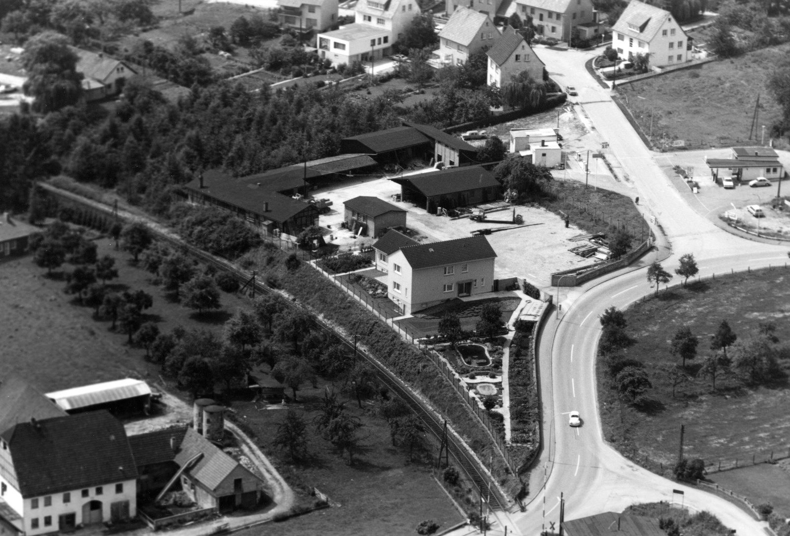 1 Büren Schumacher und Bahnübergang 1970