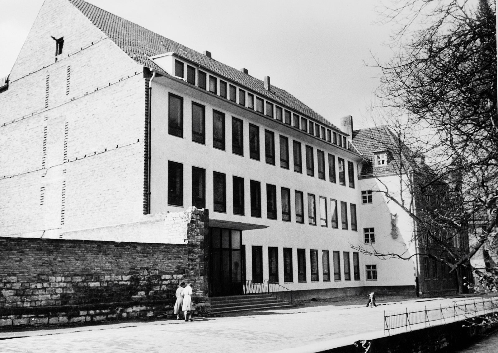 1955 Schulfront_1600