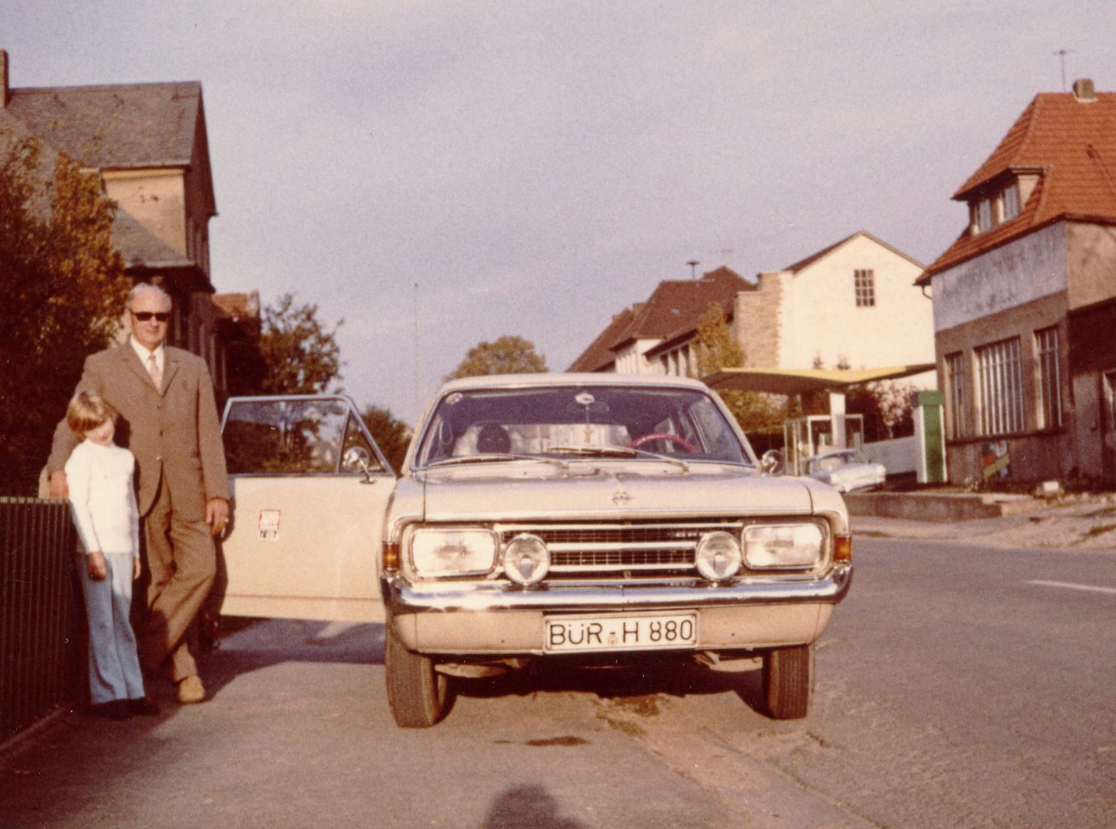 1970 Pap Birgit neben Auto