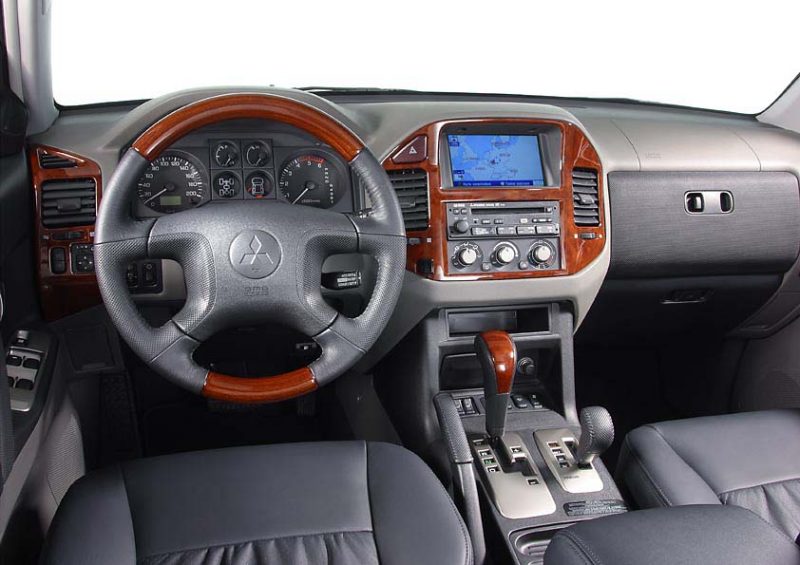 2002 Pajero08_Armaturenbrett