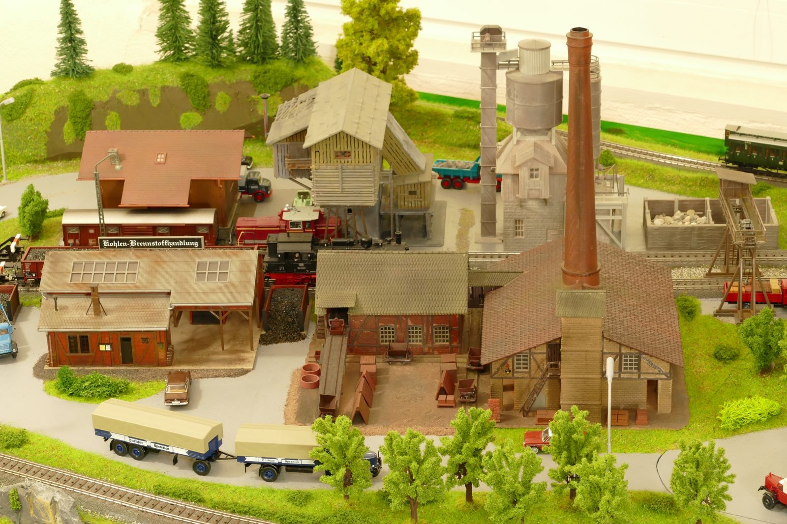 Die V60 holt das Frachtgut ab, die 94er liefert Kohle an