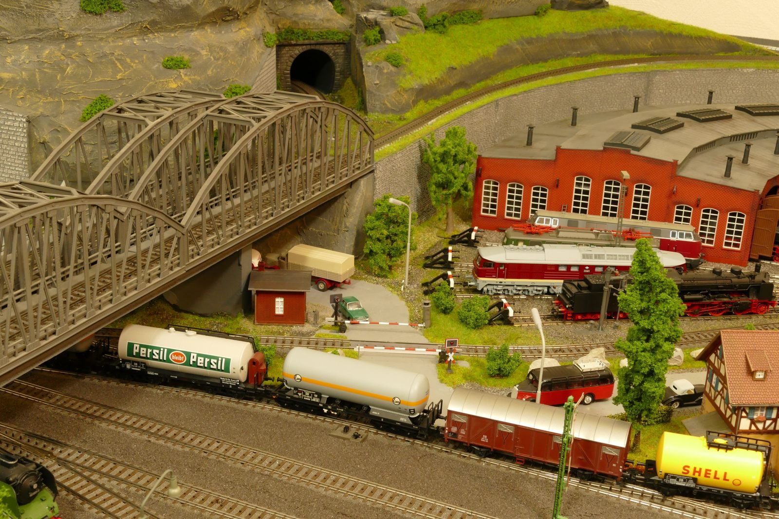 Ein Güterzug verläßt Brilon-Wald in Richtung Norden