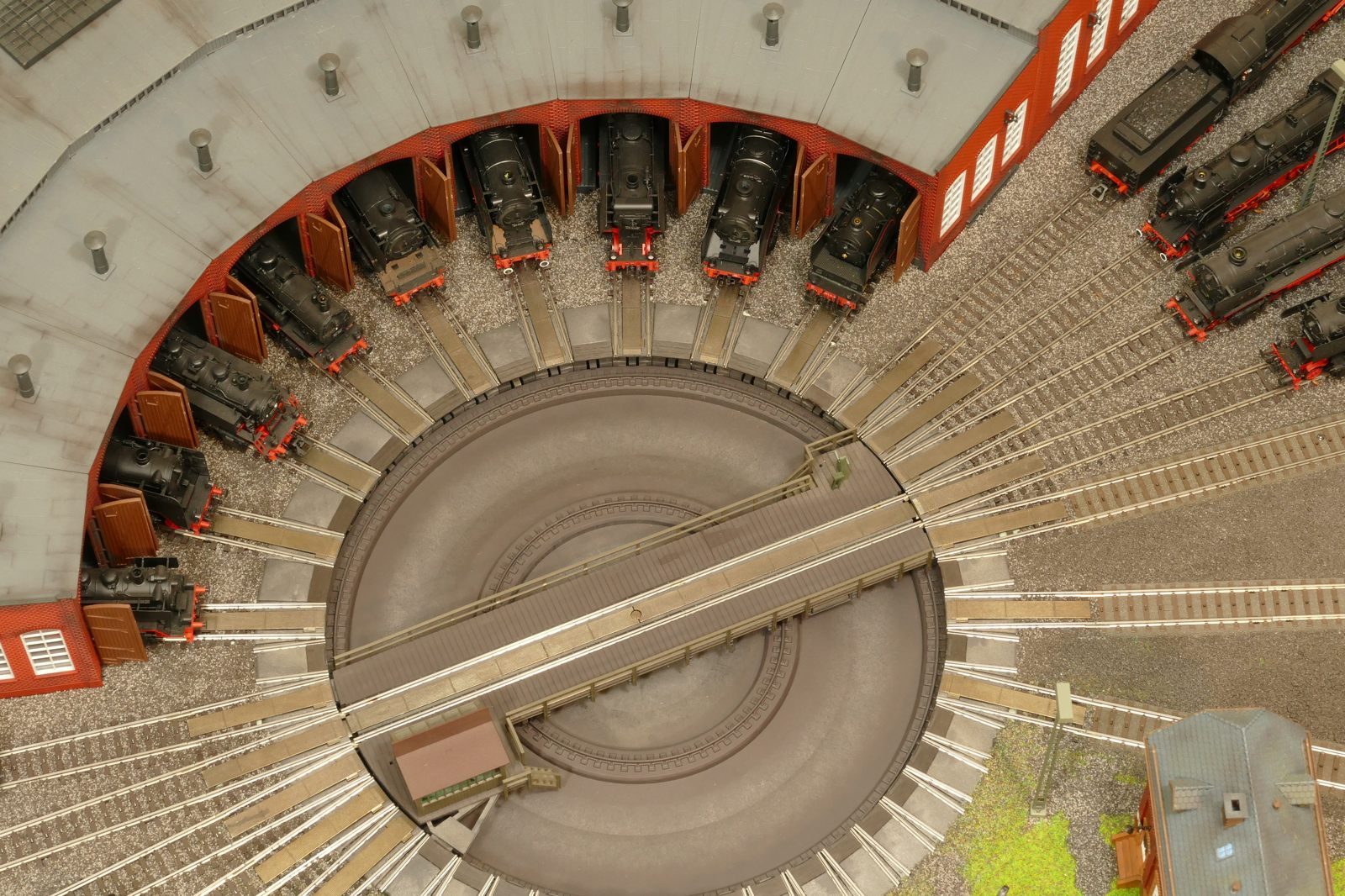 Luftaufnahme des Bw-Lokschuppens, hier gezoomt