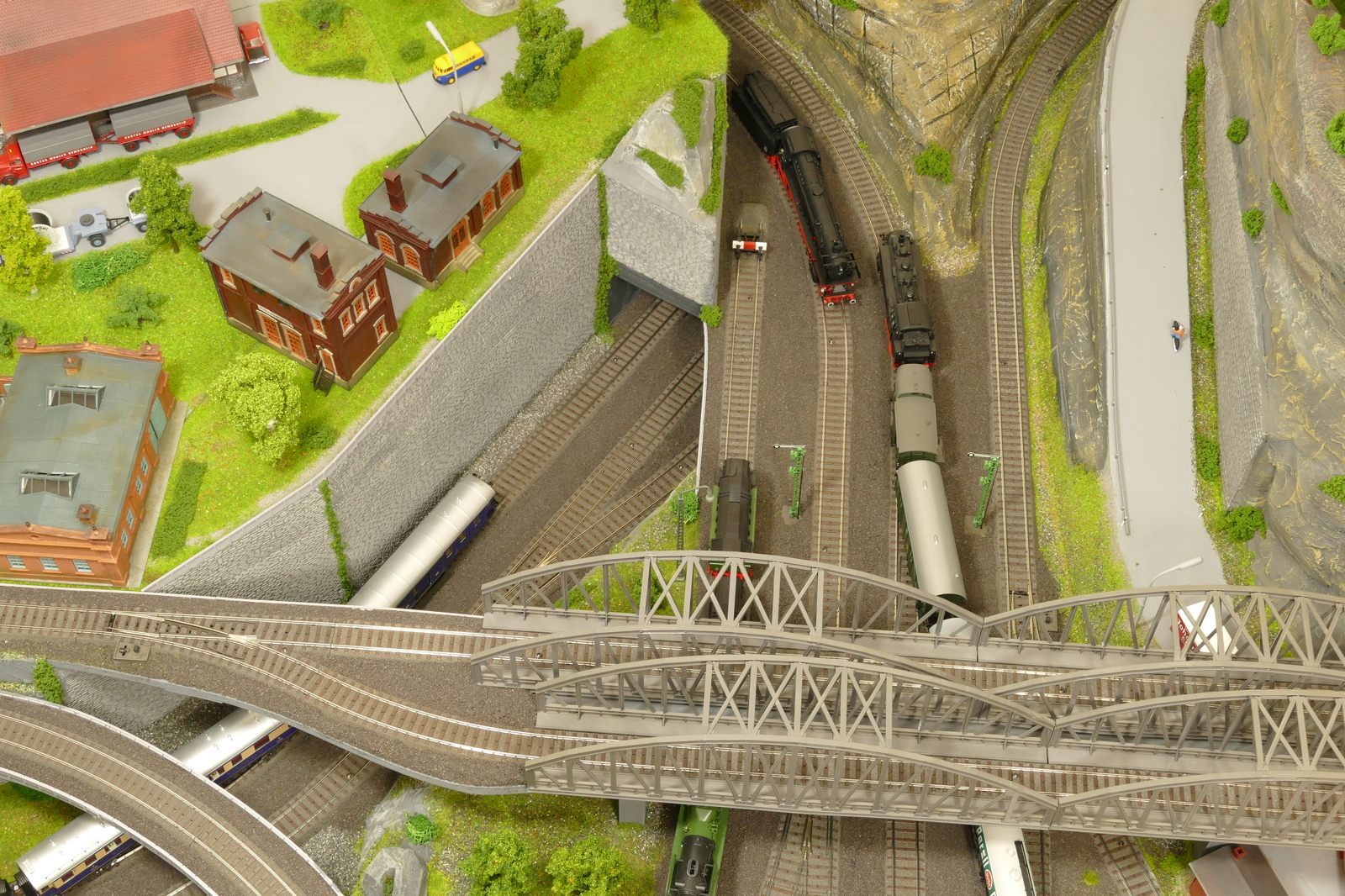 Blick auf das doppelte Brückenbauwerk