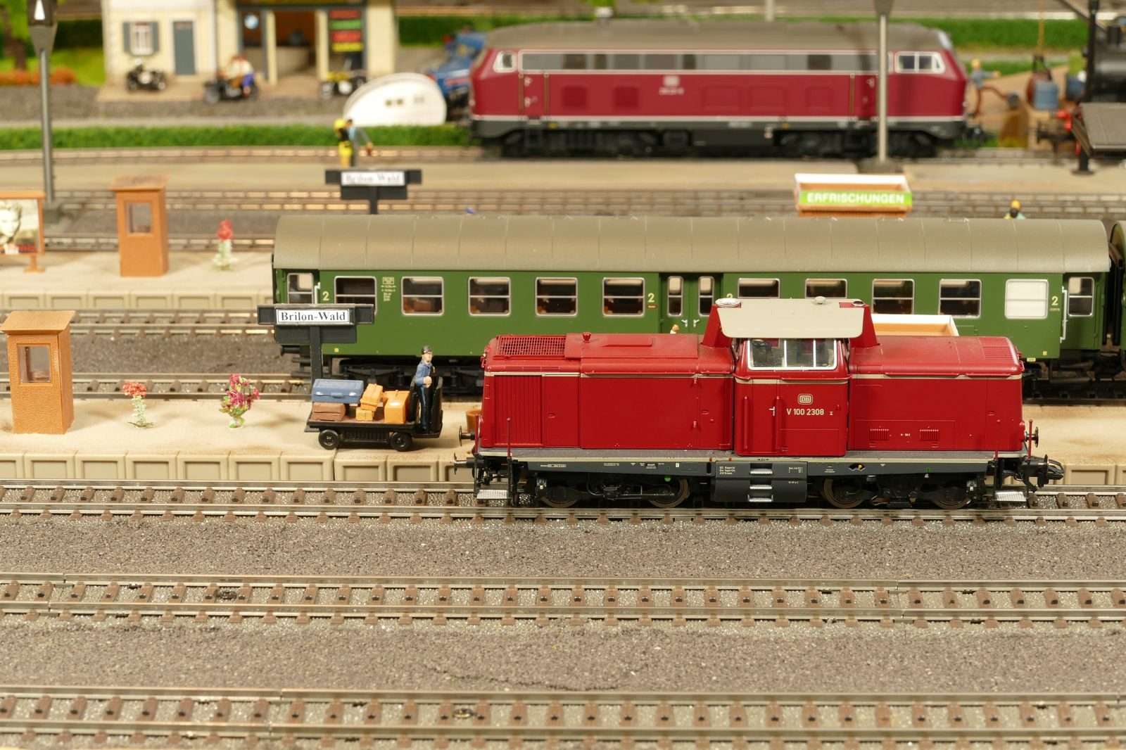 Hier hält eine V100 in Brilon-Wald; ob sie den Heckeneilzug nach Bremen zieht?