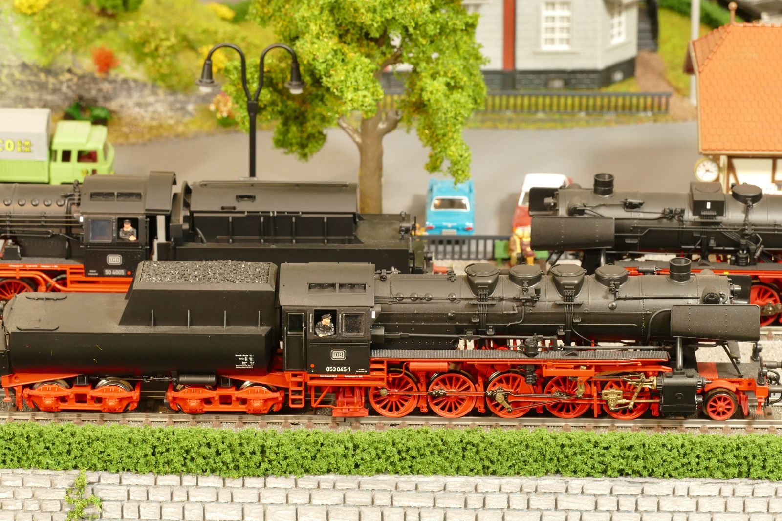 50er mit oder ohne Kabine, mit normalem Tender, Wannentender oder Kondenstender, dazu mit diversen unterschiedlichen Bauformen, Schürzen etc.