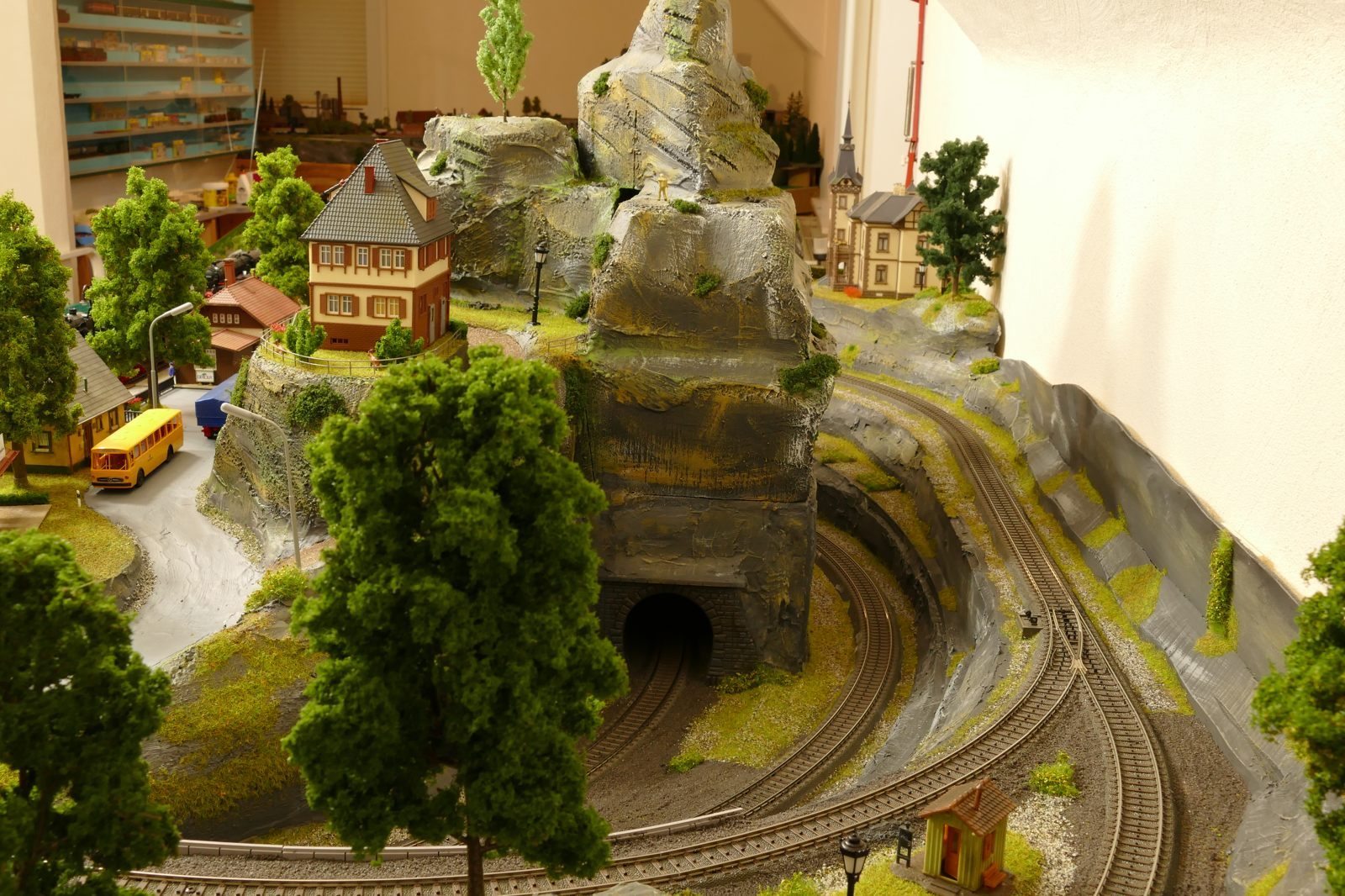 Aus dem Tunnel kommen Züge aus Brilon-Wald.