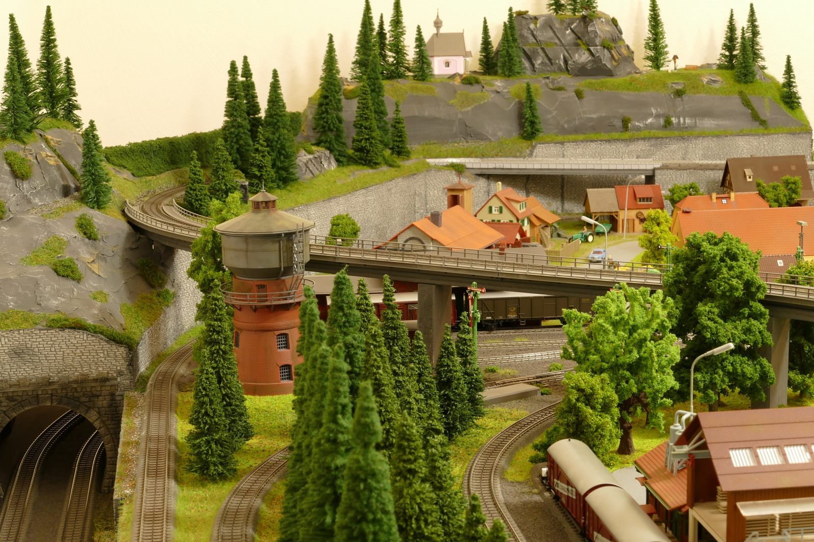 Im Hintergrund ragt der Bürener Wasserturm herraus