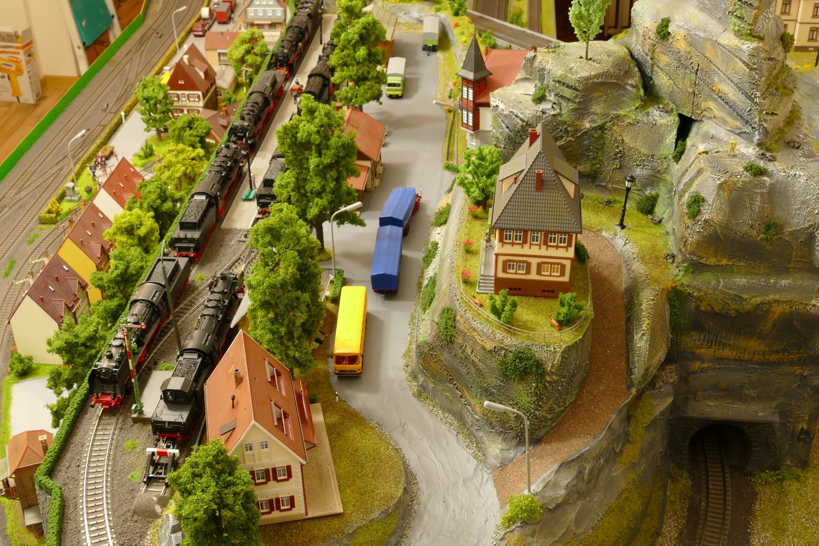 Bahnhof, Bäckerei, Metzgerei. Die Sauerländer wissen sich zu versorgen!