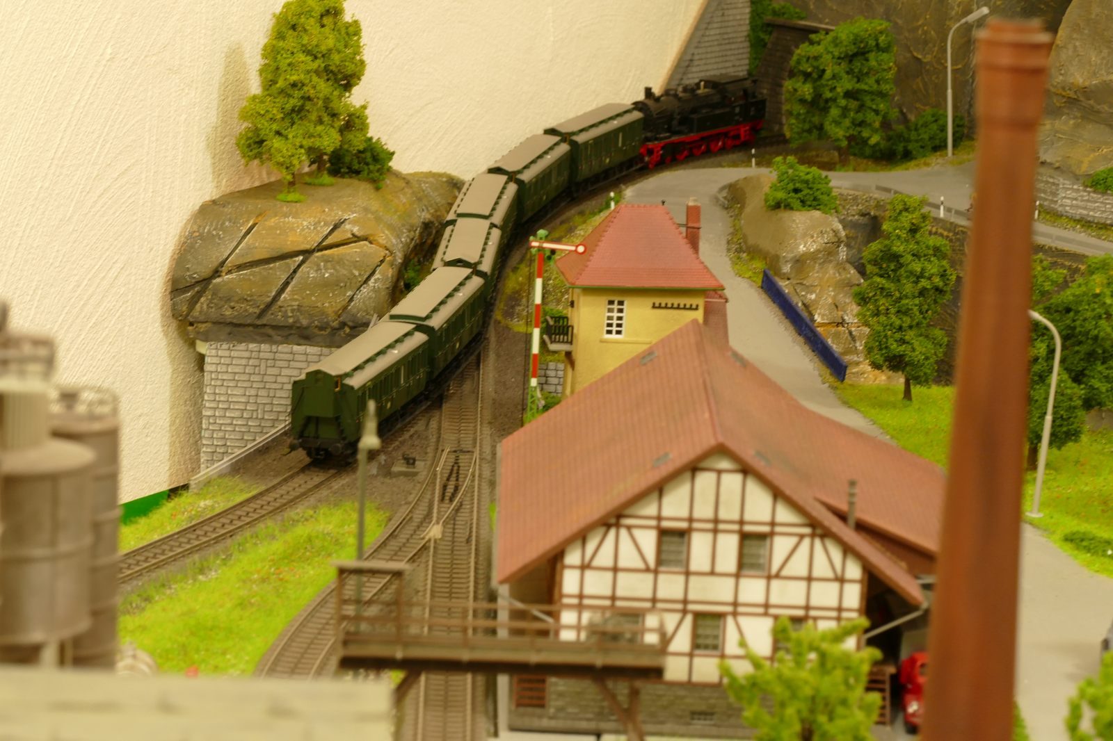 Der Personenzug schlängelt sich mit großer Kraftanstrengung den Berg hinauf