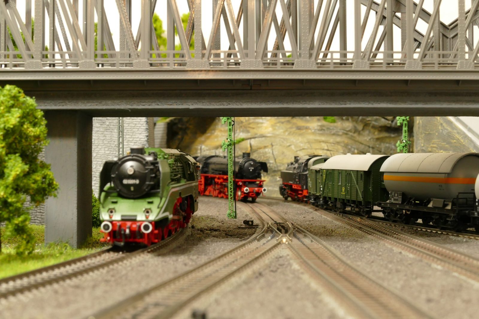 Blick aus der Nordseite des Hauptbahnhofs heraus: 02 0201 wartet auf die nächste Fahrt