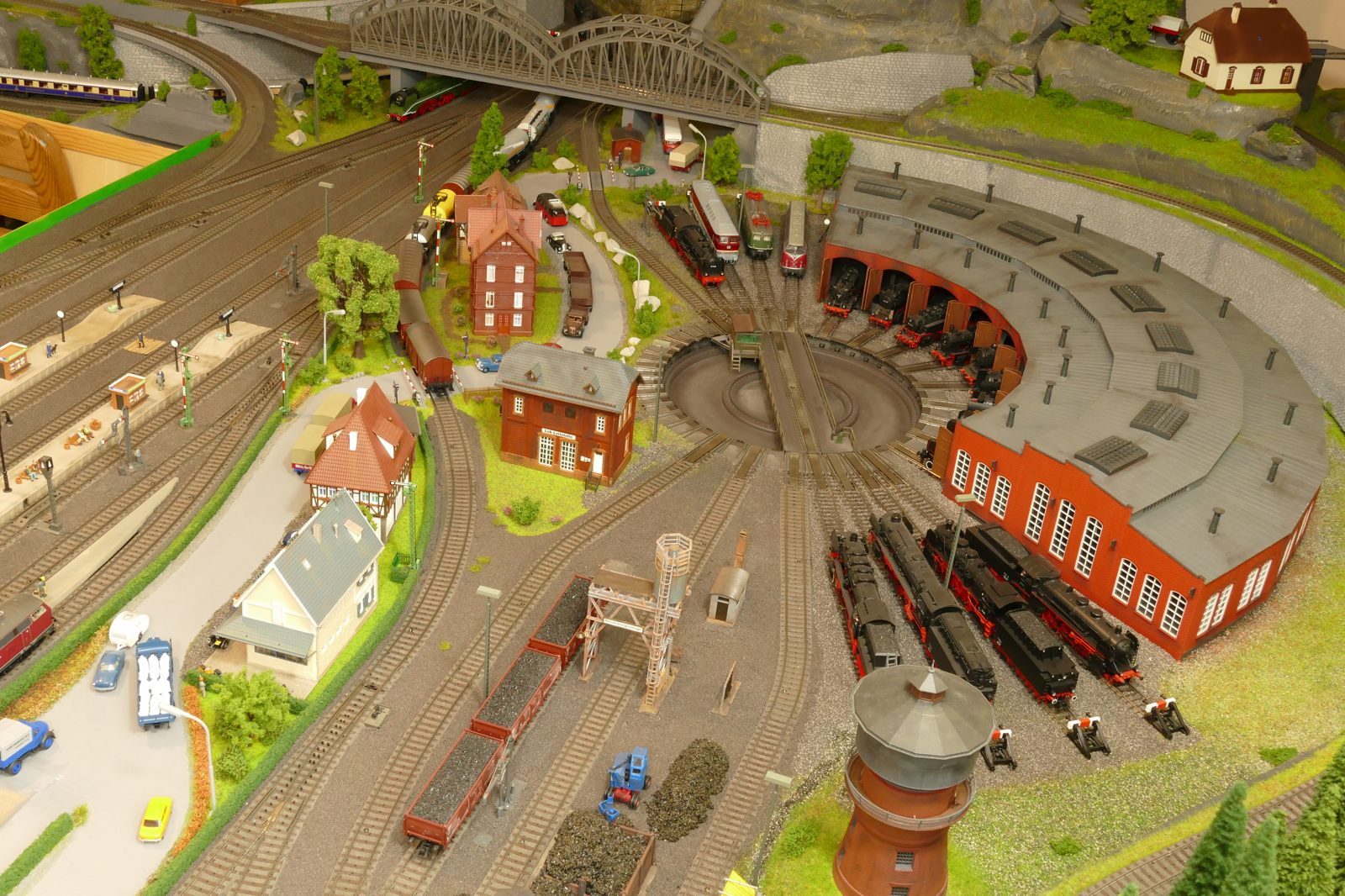 Das Bw von der Rückseite der Anlage gesehen