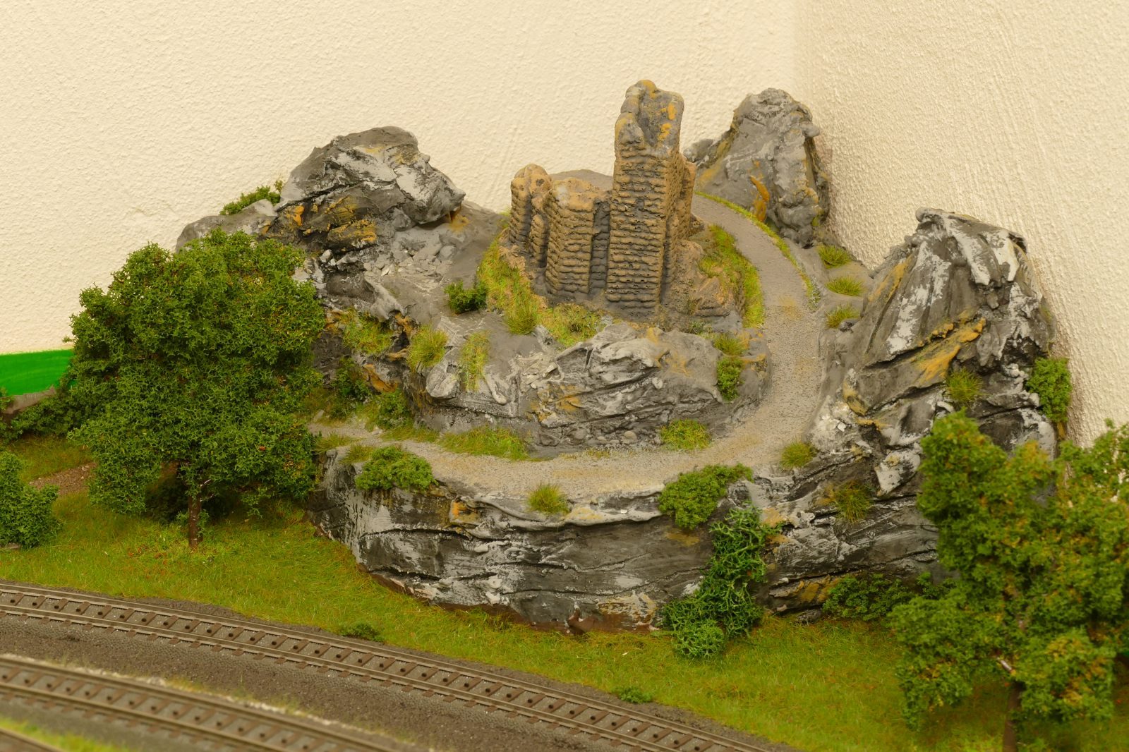 Eckgestaltung: Hügel mit Ruine